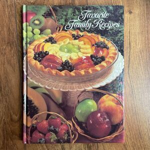 Vintage Cookbook Favorite Family Recipes by Heritage House Publishers Early 90s